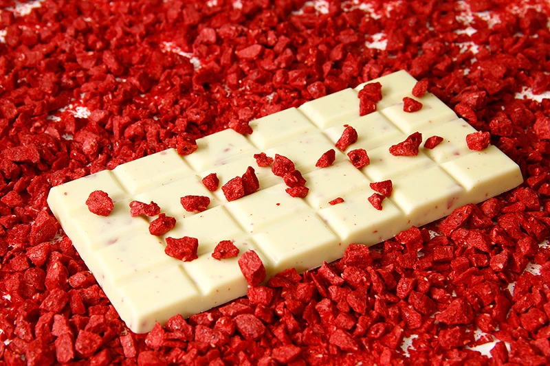 White chocolate with crunchy raspberry from Maurici Cot