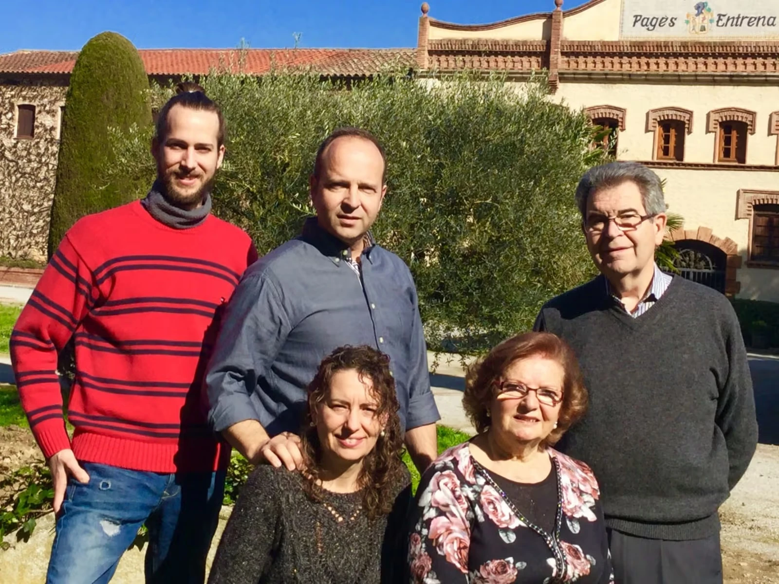 La família Pagès Entrena davant del celler