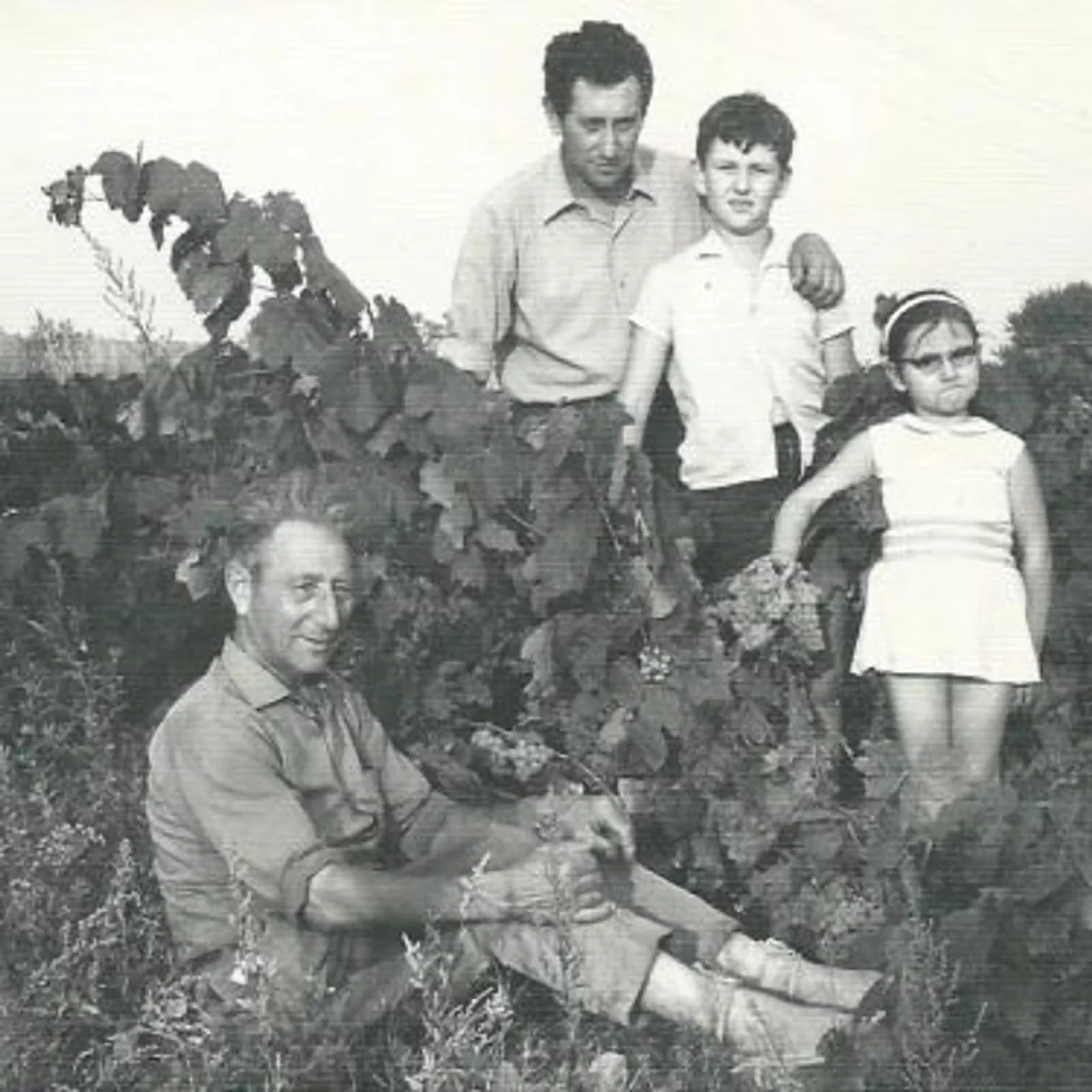 Fotografia històrica de la família de Celler Anna Rosell a la vinya