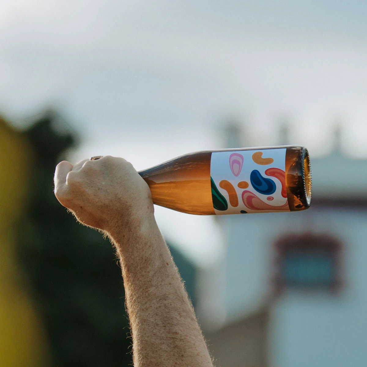 Bottle of A mà esquerra