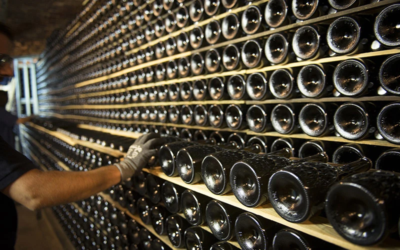 Manipulación de botellas durante la crianza en las cavas de Juvé & Camps