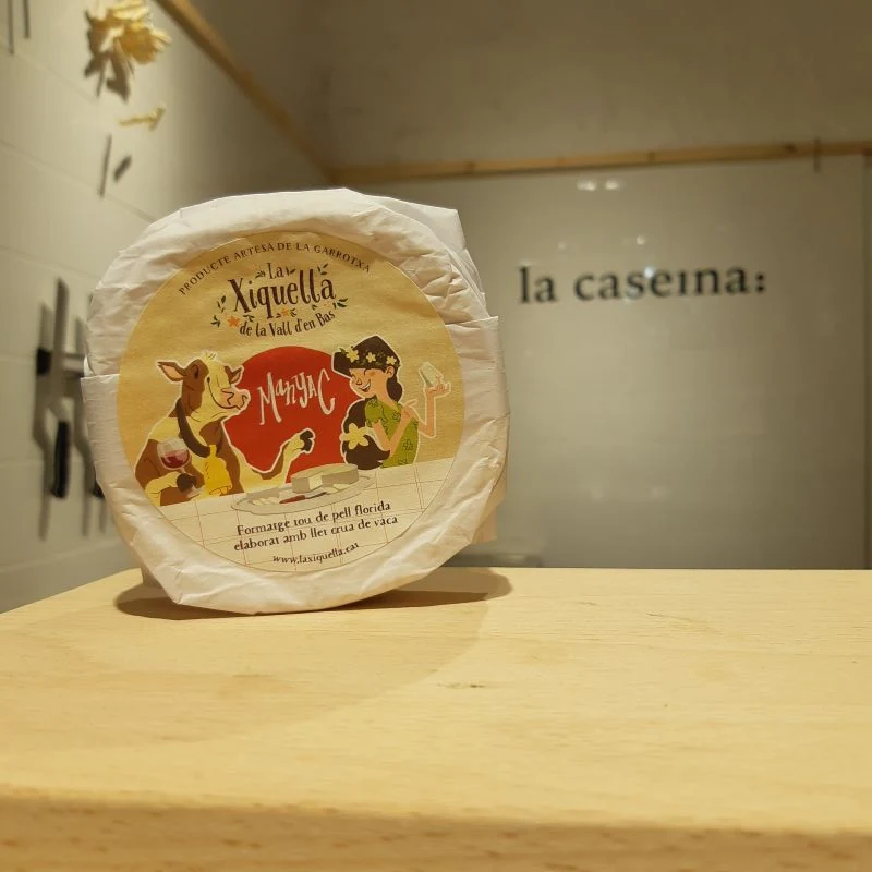 Queso Manyac de La Xiquella envuelto con su etiqueta
